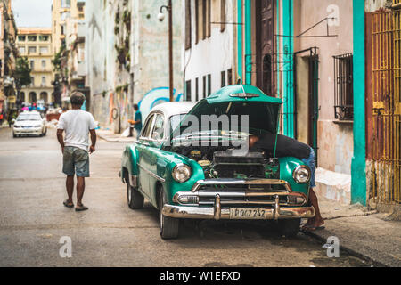 Lokale seine aufgeschlüsselt American Vintage Car zur Festsetzung, La Habana (Havanna), Kuba, Karibik, Karibik, Zentral- und Lateinamerika Stockfoto