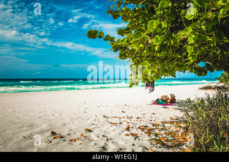 Touristen, die auf der Suche ins Meer von Varadero Halbinsel Hicacos in der Provinz Matanzas, Cuba, West Indies, Mittelamerika Stockfoto