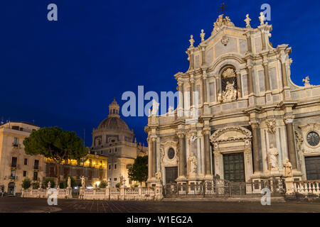 Die beleuchteten Dom und St. Agatha Abtei während der Blauen Stunde, Catania, Sizilien, Italien, Europa Stockfoto