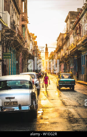 Amerikanische und Russische Oldtimer bei Sonnenuntergang, La Habana (Havanna), Kuba, Karibik, Karibik, Zentral- und Lateinamerika Stockfoto