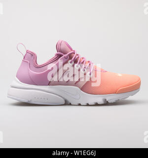 Wien, ÖSTERREICH - August 7, 2017: Nike Air Presto Ultra BR lila und orange Sneaker auf weißem Hintergrund. Stockfoto