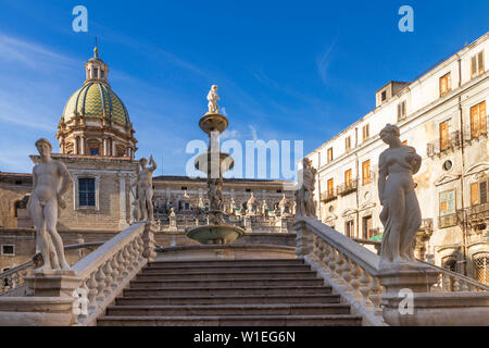 Die Praetorian Brunnen (Fontana Pretoria) und San Giuseppe Dei Padri Teatini Kirche, Palermo, Sizilien, Italien, Europa Stockfoto