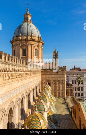 Kuppel der Kathedrale von Palermo, Weltkulturerbe der UNESCO, von der Dachterrasse, Palermo, Sizilien, Italien gesehen, Europa Stockfoto