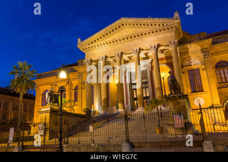 Die Massimo Theater (Teatro Massimo) während der Blauen Stunde, Palermo, Sizilien, Italien, Europa Stockfoto