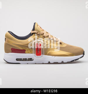 Wien, Österreich - 7 August, 2017: Der Nike Air Max 0 QS gold Sneaker auf weißem Hintergrund. Stockfoto