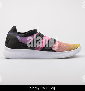 Wien, ÖSTERREICH - August 7, 2017: Nike Air Sockracer Flyknit Premium Gelb, Pink, Violett und Schwarz Sneaker auf weißem Hintergrund. Stockfoto