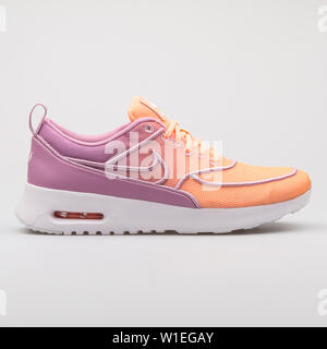 Wien, ÖSTERREICH - August 7, 2017: Nike Air Max Thea Ultra SI lila und orange Sneaker auf weißem Hintergrund. Stockfoto