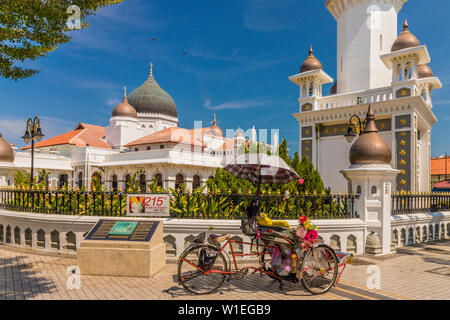 Eine lokale Rikscha (Tuk Tuk) außerhalb Kapitan Keling Moschee, George Town, Insel Penang, Malaysia, Südostasien, Asien Stockfoto