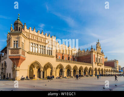 Tuchhallen auf dem Hauptplatz Rynek Glowny, in die mittelalterliche Altstadt, Weltkulturerbe der UNESCO, Krakau, Polen, Europa Stockfoto