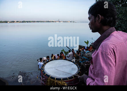 Schlagzeuger, schlagen die Trommel, auf dem Fluss Ganga, at, Baghbazar, Erklärung, Start, der Göttin Durga, Festival, Kolkata, Indien. Stockfoto