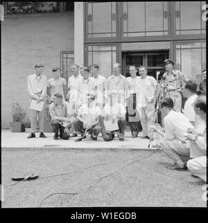 HQ. FEAF, TOKYO - Dargestellt nach ihrer Rückkehr in die Freiheit in Hongkong sind elf US Air Force Offiziere und Flieger, Besatzungsmitglieder eines B-29 Superfort Abgeschossen im Januar 1953 während einer Packungsbeilage drop Mission über Nordkorea; Umfang und Inhalt: HQ. FEAF, TOKYO - Dargestellt nach ihrer Rückkehr in die Freiheit in Hongkong sind elf US Air Force Offiziere und Flieger, Besatzungsmitglieder eines B-29 Superfort Abgeschossen im Januar 1953 während einer Packungsbeilage drop Mission über Nordkorea. Von links nach rechts, vordere Reihe von links: T/Sgt. Howard M. Braun, St. Paul, Minn.: A/2 C Daniel C. Schmidt, Portland, Oregon, und A/2 C Harry M. Stockfoto