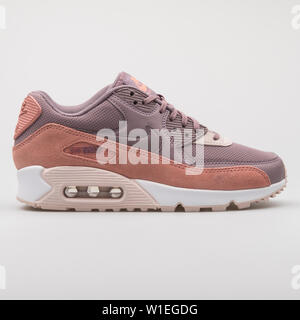 Wien, ÖSTERREICH - August 7, 2017: Nike Air Max 90 Premium sneaker Lila und Rosa auf weißem Hintergrund. Stockfoto
