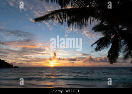 Sonnenuntergang auf Petit Anse, Praslin, Seychellen, Indischer Ozean, Afrika Stockfoto