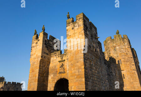 Die mittelalterliche Barbican und torhaus von Alnwick Castle, Sonnenuntergang, Alnwick, Northumberland, England, Vereinigtes Königreich, Europa Stockfoto