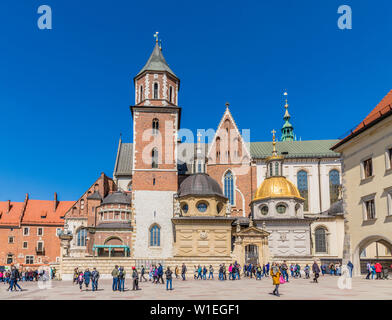 Blick auf Kathedrale auf dem Wawel mit Königsschloss Wawel, UNESCO-Weltkulturerbe, in die mittelalterliche Altstadt, in Krakau, Polen, Europa Stockfoto