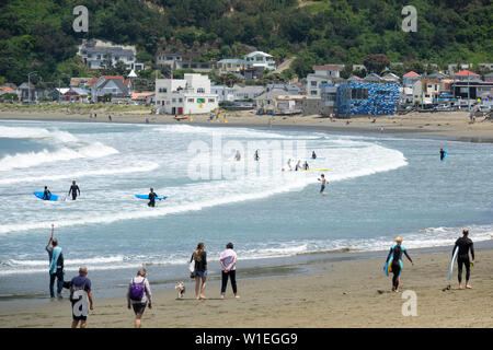 Surfer und Spaziergänger, Lyall Bay, Wellington, Nordinsel, Neuseeland, Pazifische Stockfoto