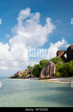 Markante großen Granitfelsen und Palmen auf Anse Source D'Argent, La Digue, Seychellen, Indischer Ozean, Afrika Stockfoto