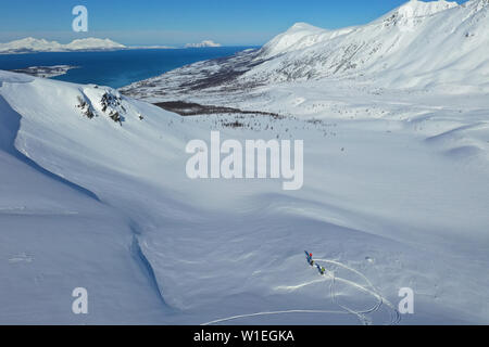 Drone Ansicht von Lyngen Alpen, Nordlenangen, Lyngen Halbinsel, Troms County, Norwegen, Skandinavien, Europa Stockfoto