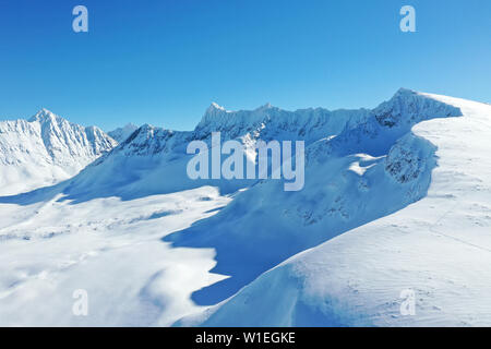 Drone Ansicht von Lyngen Alpen, Nordlenangen, Lyngen Halbinsel, Troms County, Norwegen, Skandinavien, Europa Stockfoto