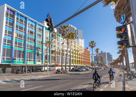 Blick auf bunte Gebäude und Verkehr auf der Hayarkon Street, Tel Aviv, Israel, Naher Osten Stockfoto