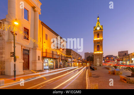 Blick auf den Uhrturm und Trail Leuchten in der Dämmerung, die Altstadt von Jaffa, Tel Aviv, Israel, Naher Osten Stockfoto