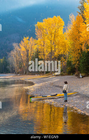 Frau am Ufer des Lake McDonald, Glacier National Park, Montana, Vereinigte Staaten von Amerika, Nordamerika Stockfoto