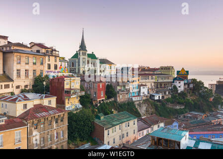 Sonnenaufgang über die bunten Gebäude von Valparaiso, Chile, Südamerika Stockfoto