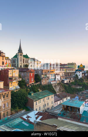 Sonnenaufgang über die bunten Gebäude von Valparaiso, Chile, Südamerika Stockfoto