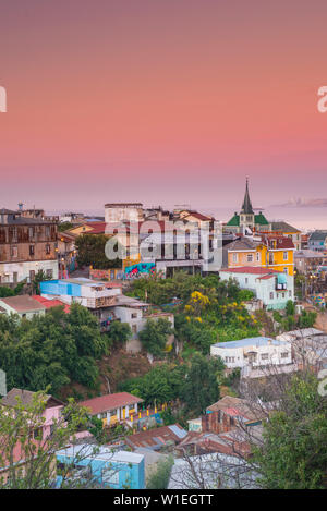 Sonnenuntergang über die bunten Gebäude von Valparaiso, Chile, Südamerika Stockfoto