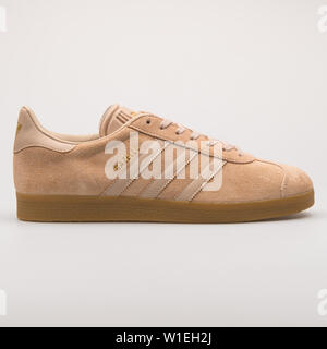 Wien, Österreich - 23 August 2017: Adidas Gazelle beige Sneaker auf weißem Hintergrund. Stockfoto