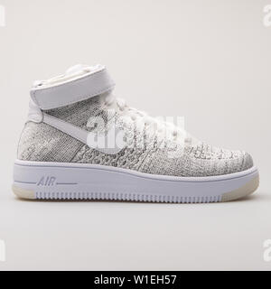 Wien, Österreich - 23 August 2017: Nike Air Force 1 Flyknit weiße und schwarze Sneaker auf weißem Hintergrund. Stockfoto