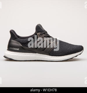 Wien, Österreich - 23 August 2017: Adidas Sneaker Ultraboost schwarz auf weißem Hintergrund. Stockfoto