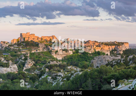 Blick über das Tal nach Les Baux-de-Provence, Bouches du Rhône, Provence, Provence-Alpes-Cote d'Azur, Frankreich, Europa Stockfoto