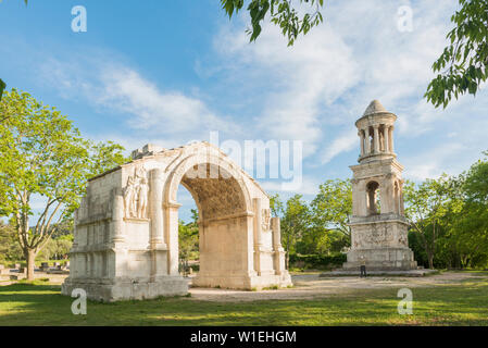 Triumphbogen von Glanum und Mausoleum des Julii, Saint-Remy-de-Provence, Bouches du Rhône, Provence, Provence-Alpes-Cote d'Azur, Frankreich, Europa Stockfoto