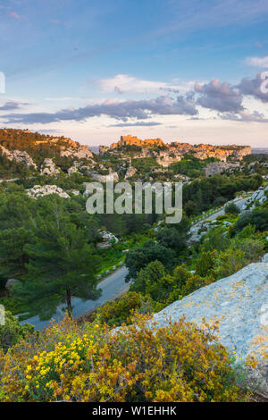 Blick über das Tal nach Les Baux-de-Provence, Bouches du Rhône, Provence, Provence-Alpes-Cote d'Azur, Frankreich, Europa Stockfoto