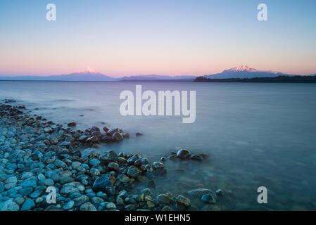 Sonnenaufgang über den See Llanquihue und Volcan Osorno, Puerto Varas, Chile Lake District, Los Lagos, Chile, Südamerika Stockfoto