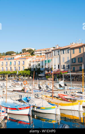 Boote im Hafen von Cassis, Bouches du Rhône, Provence, Provence-Alpes-Cote d'Azur, Côte d'Azur, Frankreich, Mittelmeer, Europa Stockfoto