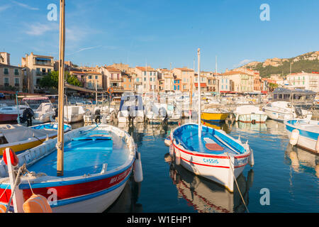 Boote im Hafen von Cassis, Bouches du Rhône, Provence, Provence-Alpes-Cote d'Azur, Côte d'Azur, Frankreich, Mittelmeer, Europa Stockfoto