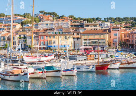 Boote im Hafen von Cassis, Bouches du Rhône, Provence, Provence-Alpes-Cote d'Azur, Côte d'Azur, Frankreich, Mittelmeer, Europa Stockfoto