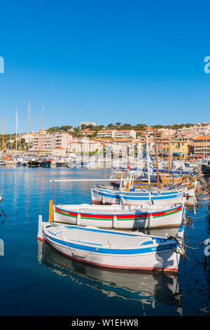 Boote im Hafen von Cassis, Bouches du Rhône, Provence, Provence-Alpes-Cote d'Azur, Côte d'Azur, Frankreich, Mittelmeer, Europa Stockfoto