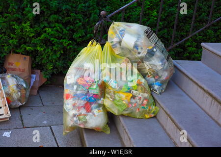 Gelbe Säcke für Plastikabfälle, die an einer Straßensperre hängen,  Mülltrennung, Bremen, Deutschland Stockfotografie - Alamy