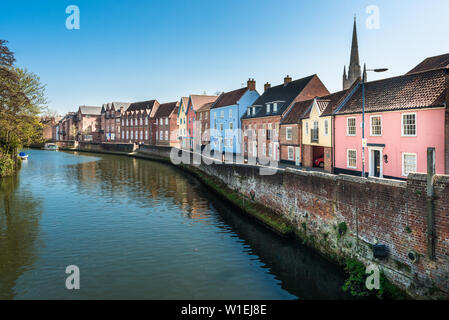 Bunte Häuser am Kai entlang dem Fluss Wensum, Norwich, Norfolk, England, Vereinigtes Königreich, Europa Stockfoto