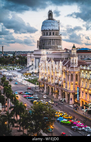 Das Gran Teatro de La Habana und El Capitolio bei Sonnenuntergang, Havanna, Kuba, Karibik, Karibik Stockfoto