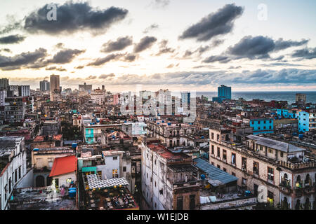 La Habana Skyline bei Sonnenuntergang, Havanna, Kuba, Karibik, Karibik, Zentral- und Lateinamerika Stockfoto