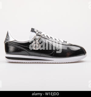 Wien, Österreich - 23 August 2017: Nike Cortez Basic Premium QS schwarze und weiße Sneaker auf weißem Hintergrund. Stockfoto