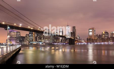 Brooklyn Bridge und Lower Manhattan Skyline in der Morgendämmerung, New York City, New York, Vereinigte Staaten von Amerika, Nordamerika Stockfoto