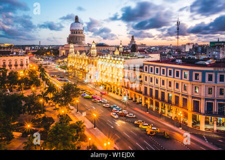 Das Gran Teatro de La Habana und El Capitolio bei Sonnenuntergang, Havanna, Kuba, Karibik, Karibik, Zentral- und Lateinamerika Stockfoto