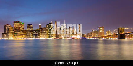 Skyline von Lower Manhattan und Brooklyn Bridge in der Morgendämmerung, New York City, New York, Vereinigte Staaten von Amerika, Nordamerika Stockfoto