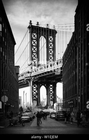 Manhattan Bridge mit dem Empire State Building durch die Bögen, New York City, New York, Vereinigte Staaten von Amerika, Nordamerika Stockfoto