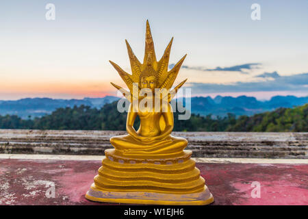 Eine Statue von Buddha am Tiger Cave Tempel in Krabi, Thailand, Südostasien, Asien Stockfoto